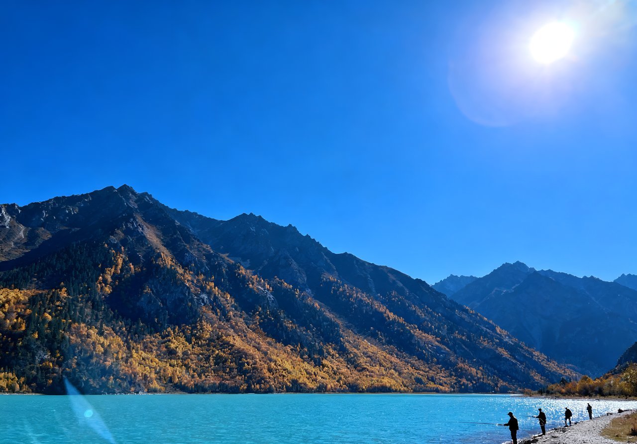 山峰秋季唯美山水湖泊意境天空青山