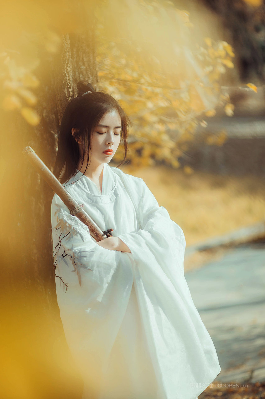靠在树上的清纯唯美古风女生壁纸图片大全