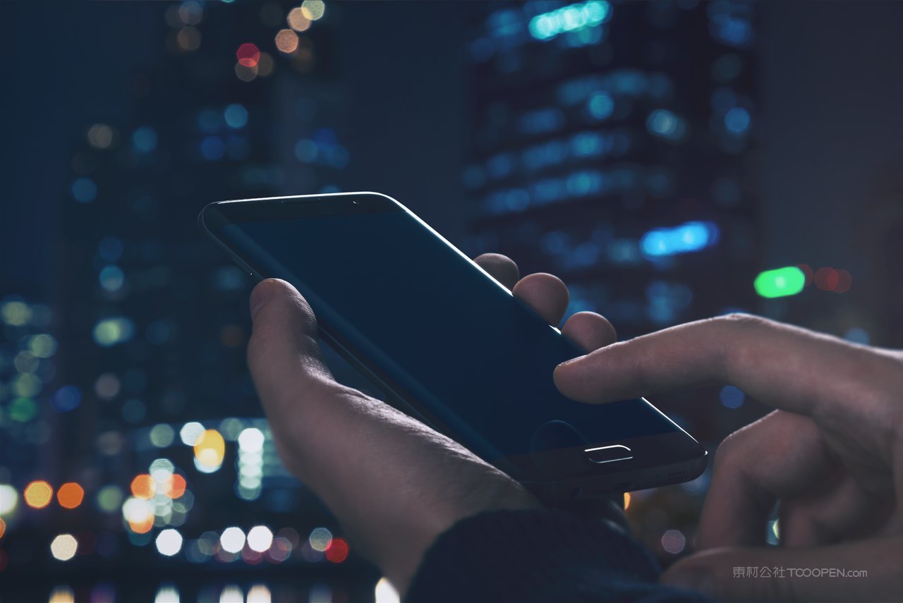 手拿手机场景样机