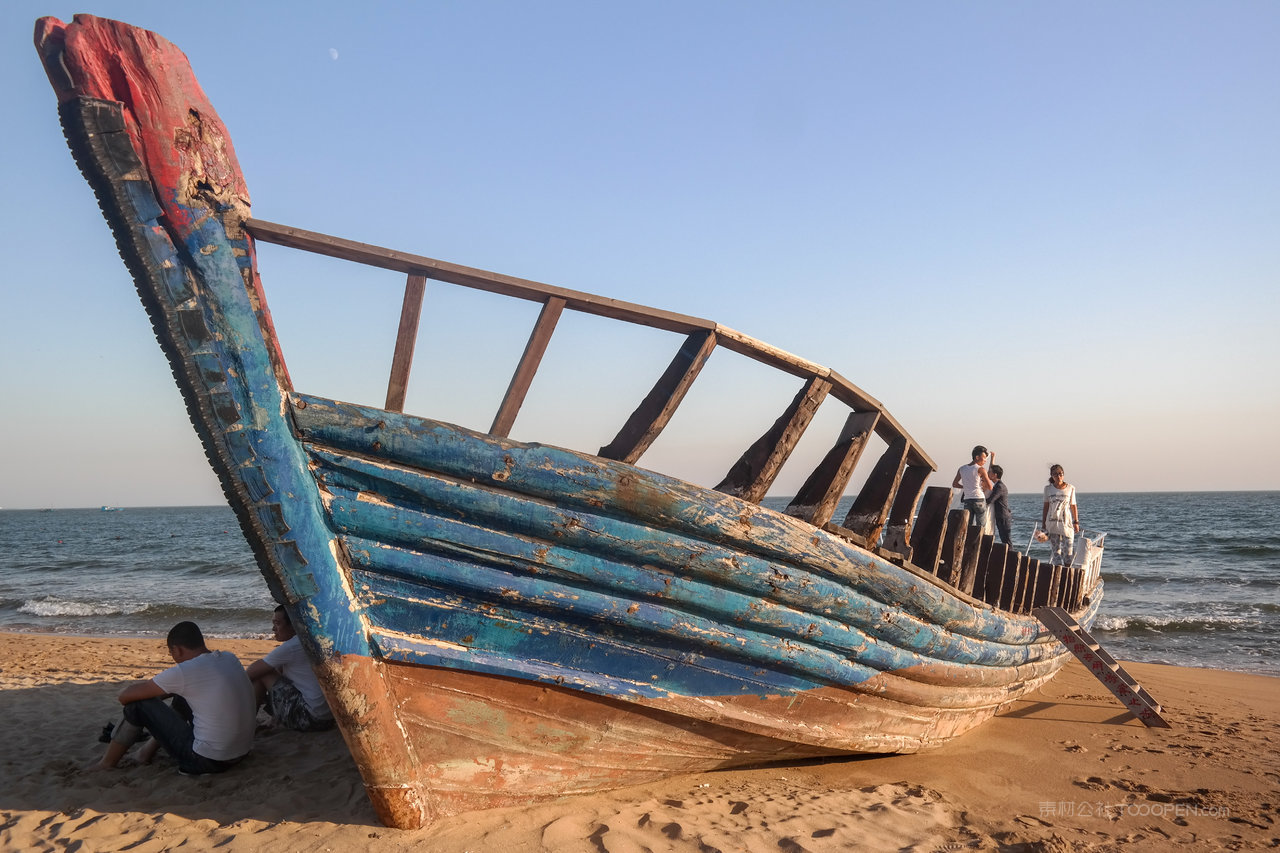 北戴河岸上的船