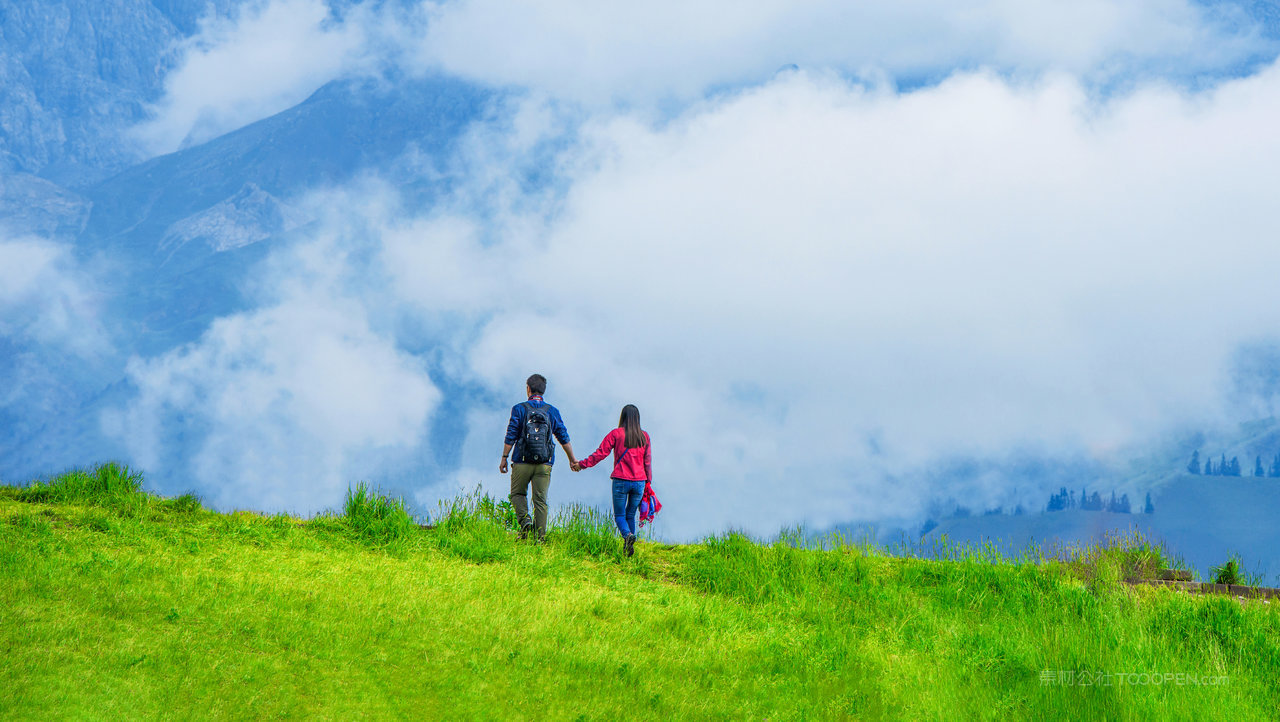 牵手情侣走向云雾山