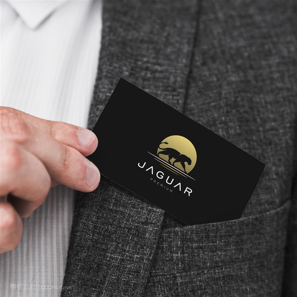 身穿西装的男士手拿名片贴图样机