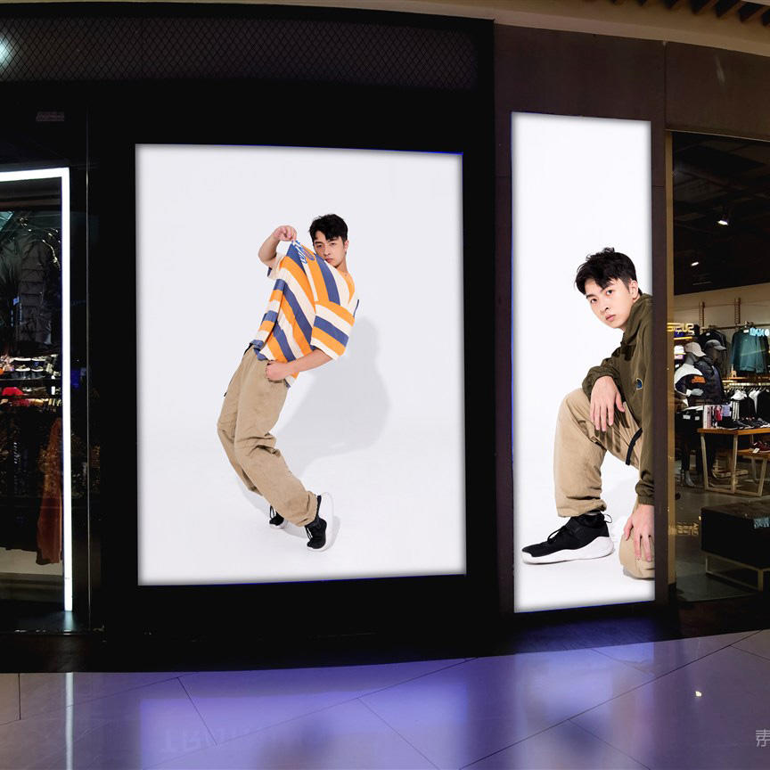 商场内的发光广告牌样机