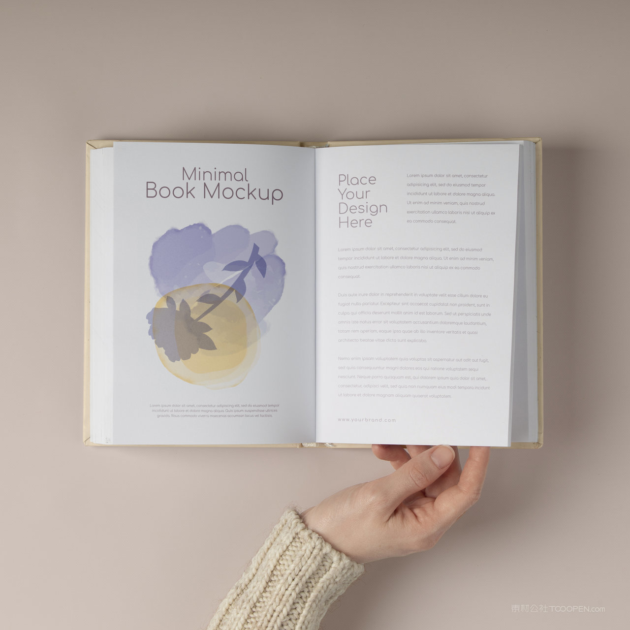 手拿打开的书籍画册贴图样机