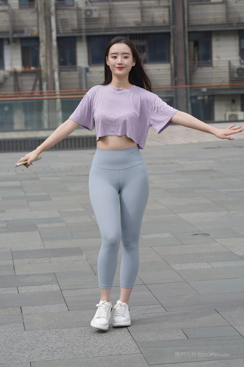 女神穿紧身裤唇沟明显图片