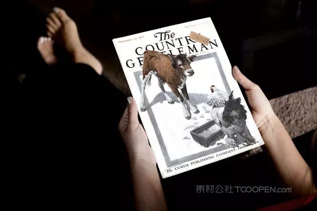 手拿宣传册场景样机