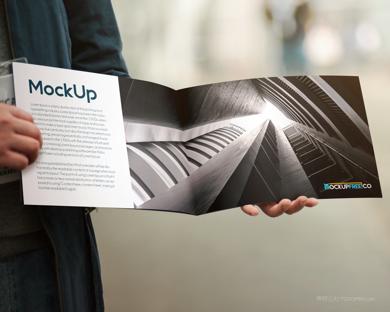 手拿方形折页样机 (6)