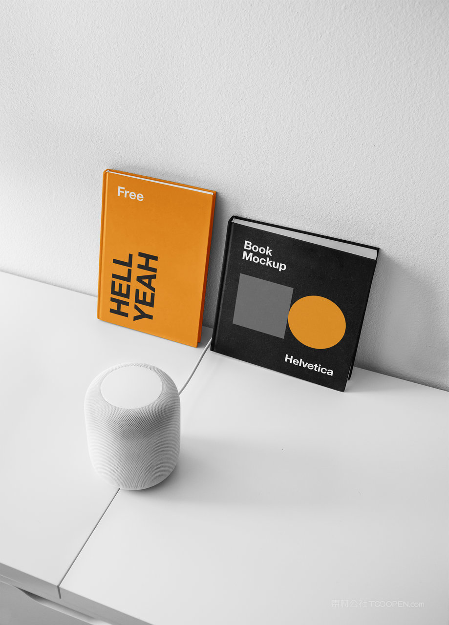 白色桌台上的书籍画册封面贴图样机