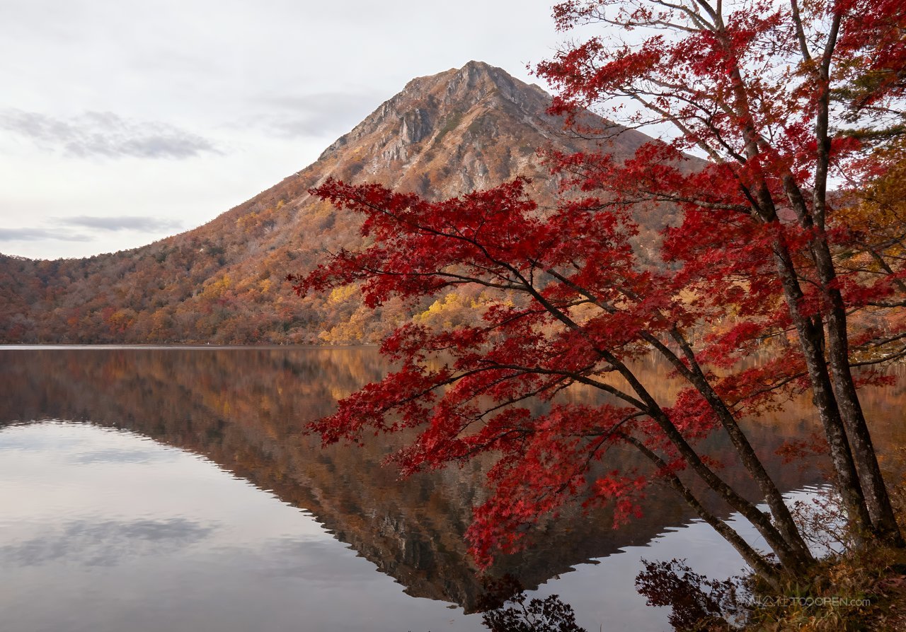 青山山水湖泊天空意境秋天唯美山峰