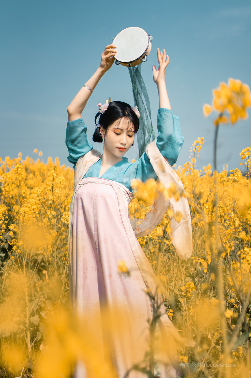 翩翩起舞的古装美女主播唯美艺术照图片