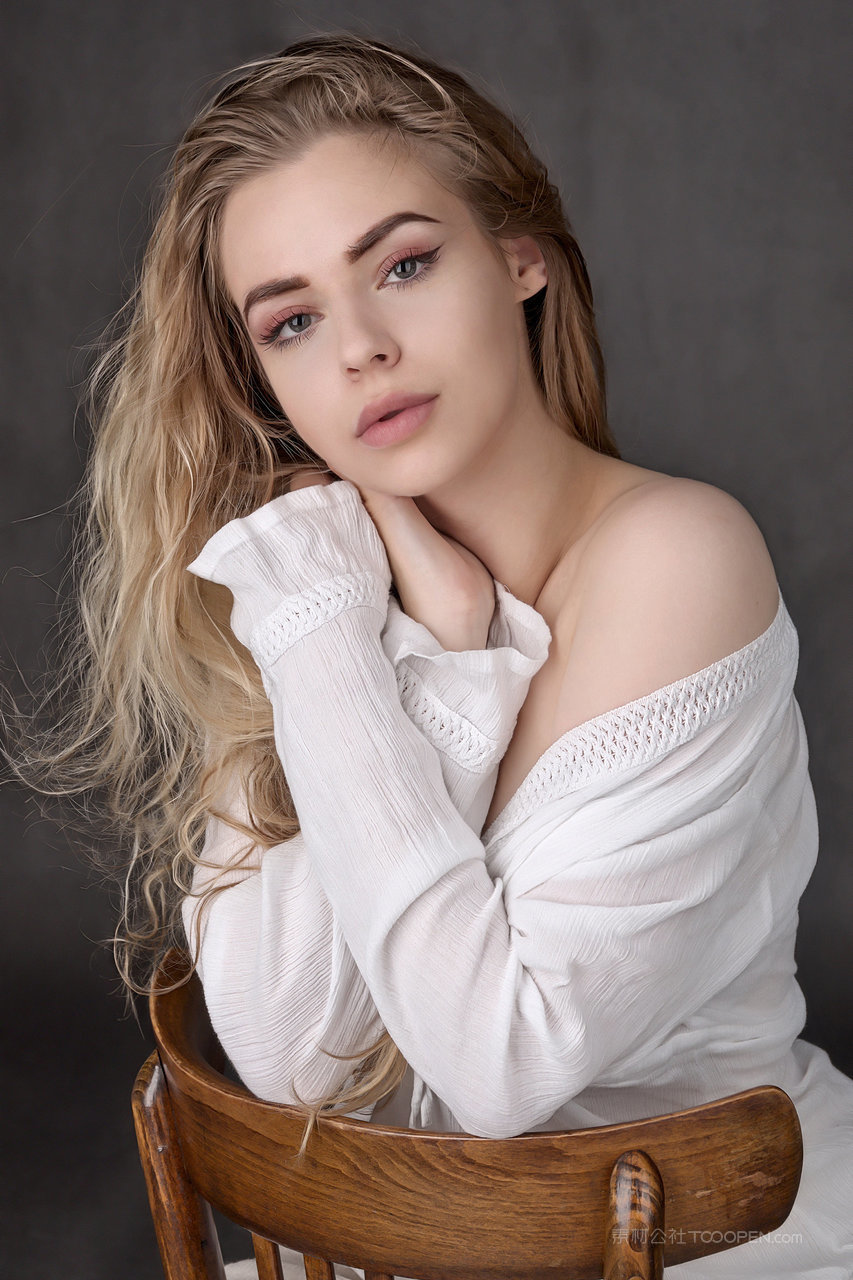 1919丰满性感欧美女优美少女写真图片在线无码下载