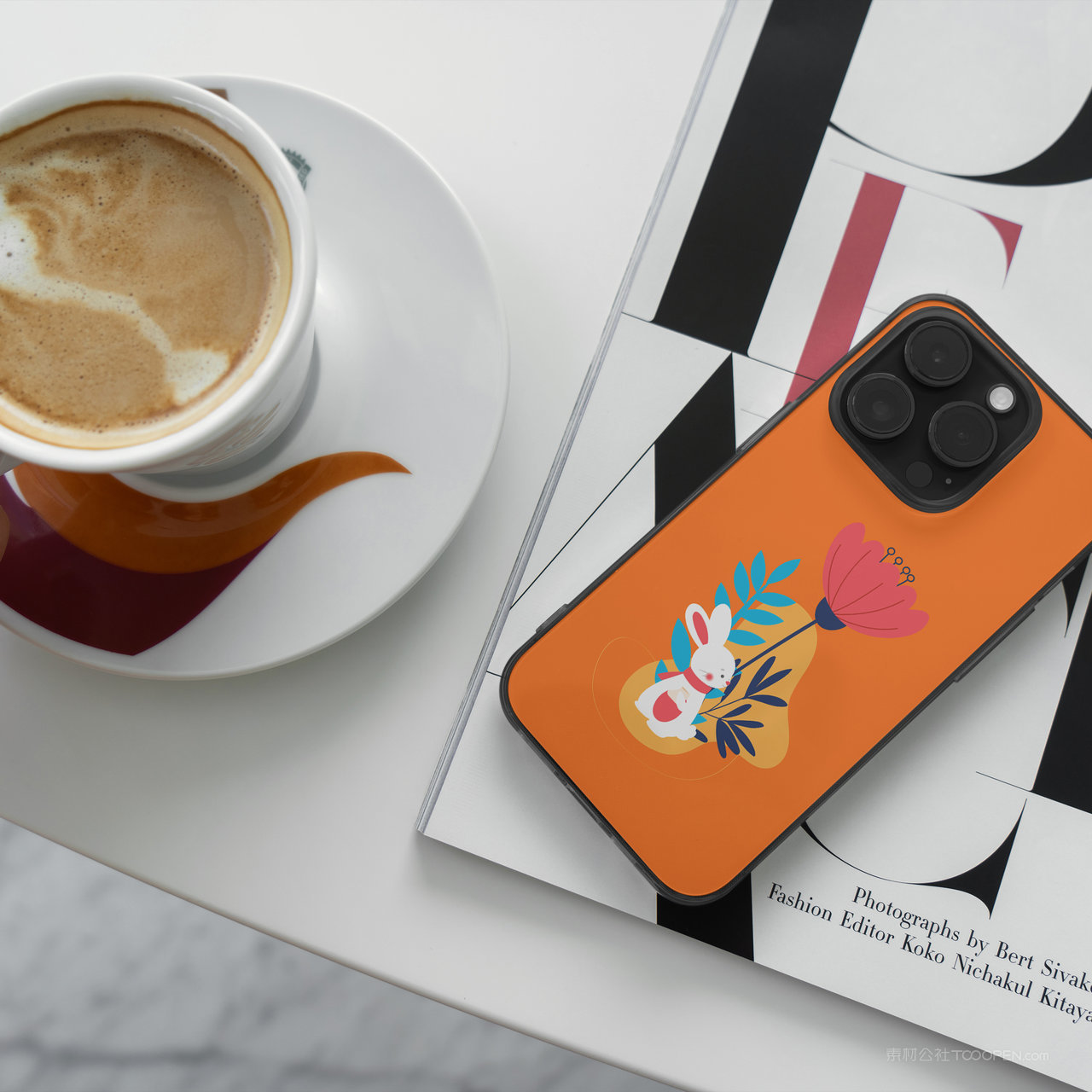 咖啡杯旁的手机iPhone14贴图样机