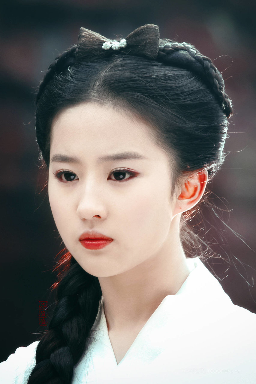 梳着大辫子的美女明星刘亦菲古装图片大全