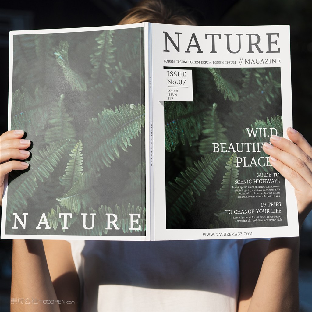 双手捧自然杂志样机