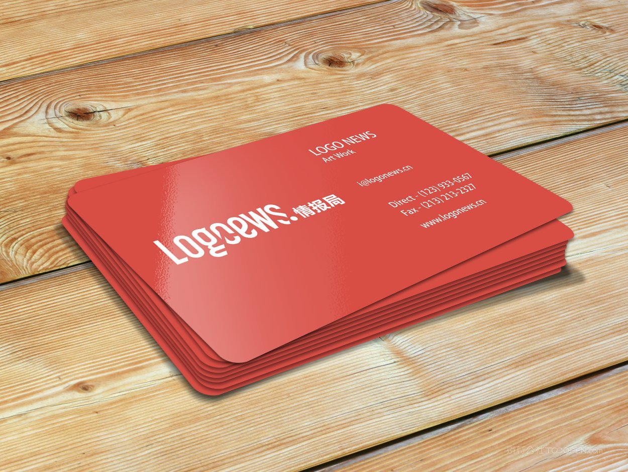 一叠名片放在木质桌面场景贴图样机 (7)