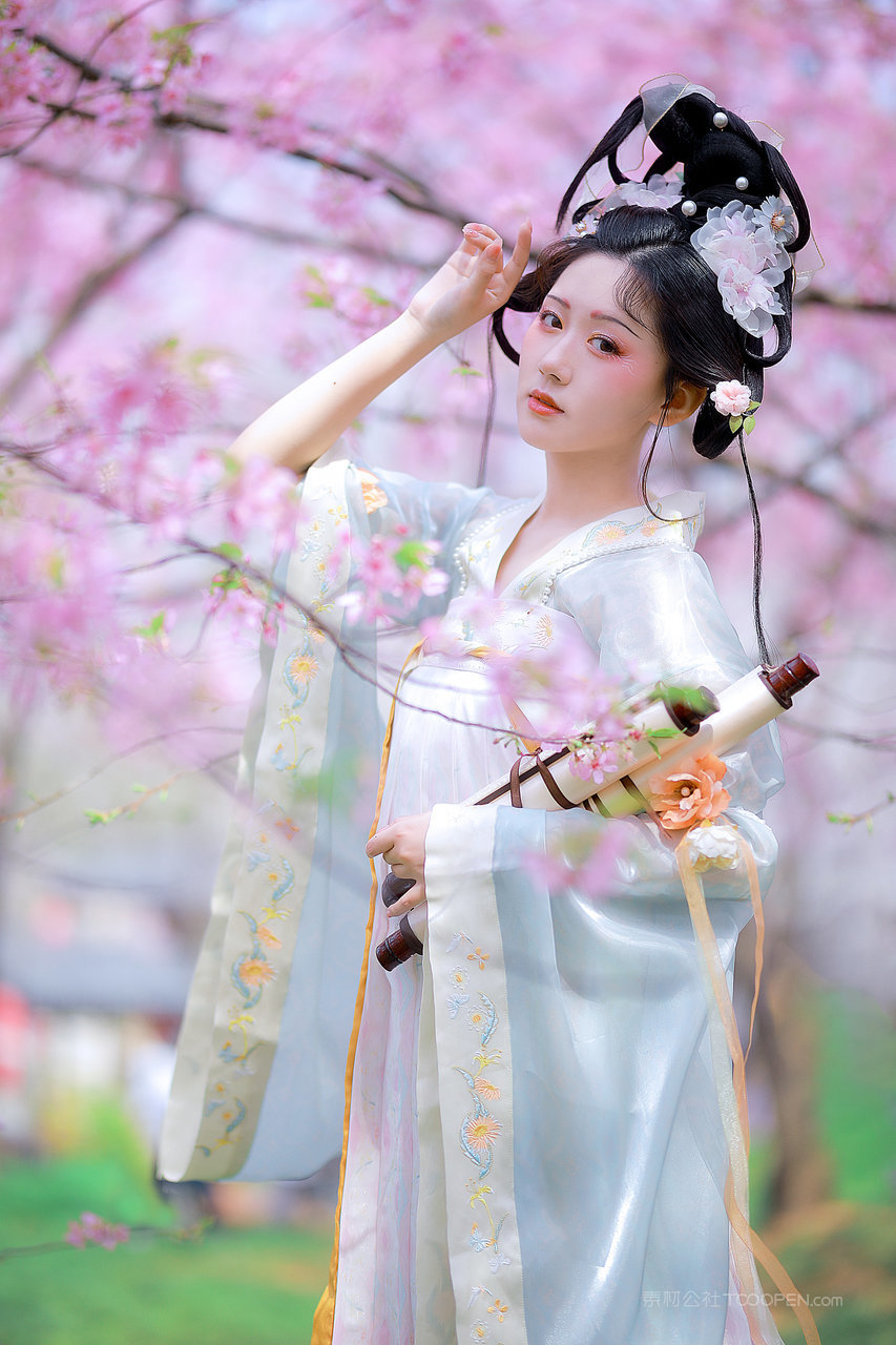 抱着书画的汉服气质美女唯美艺术照写真图片