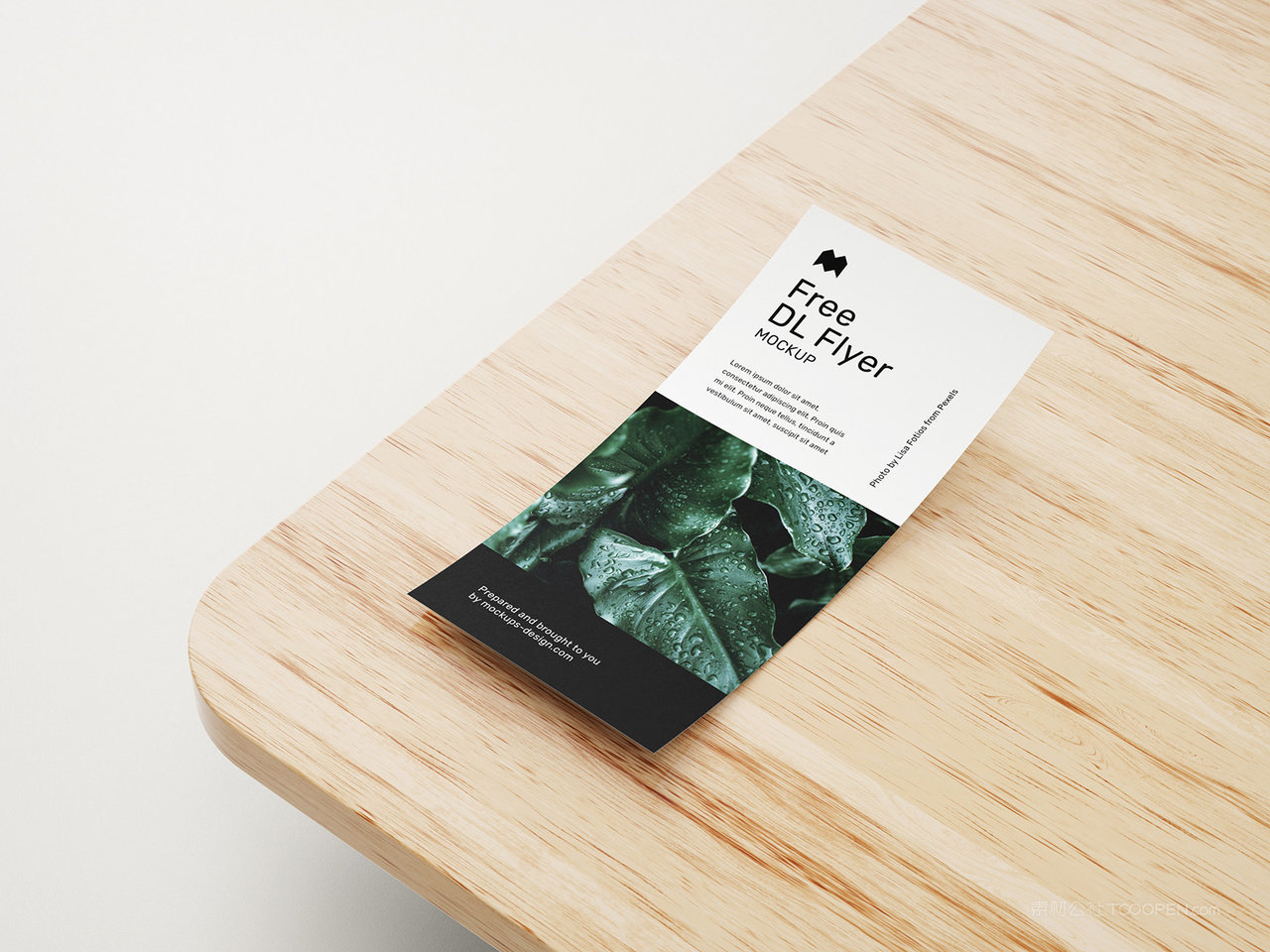 实木背景上的高档的宣传单页样机素材一角