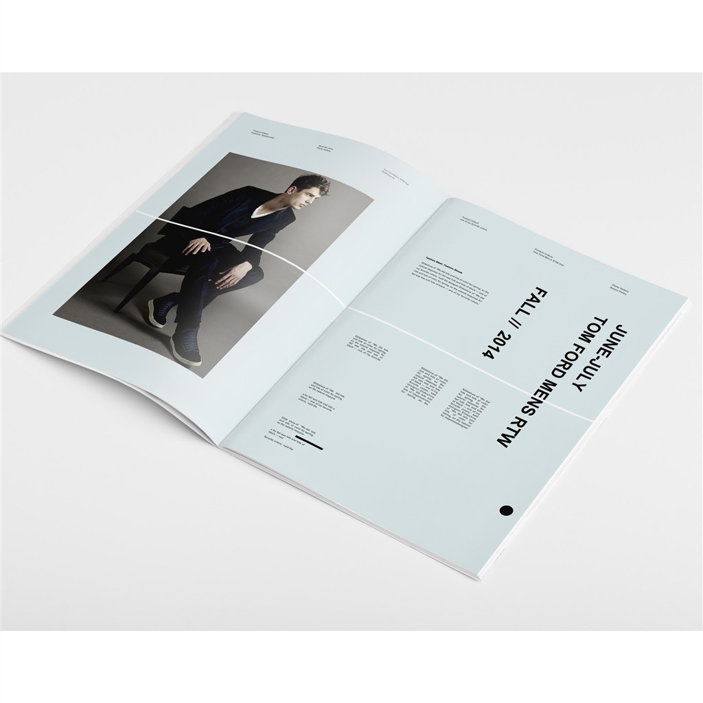 平铺的杂志画册样机