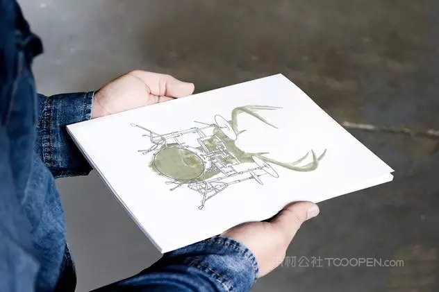 手拿宣传册场景样机