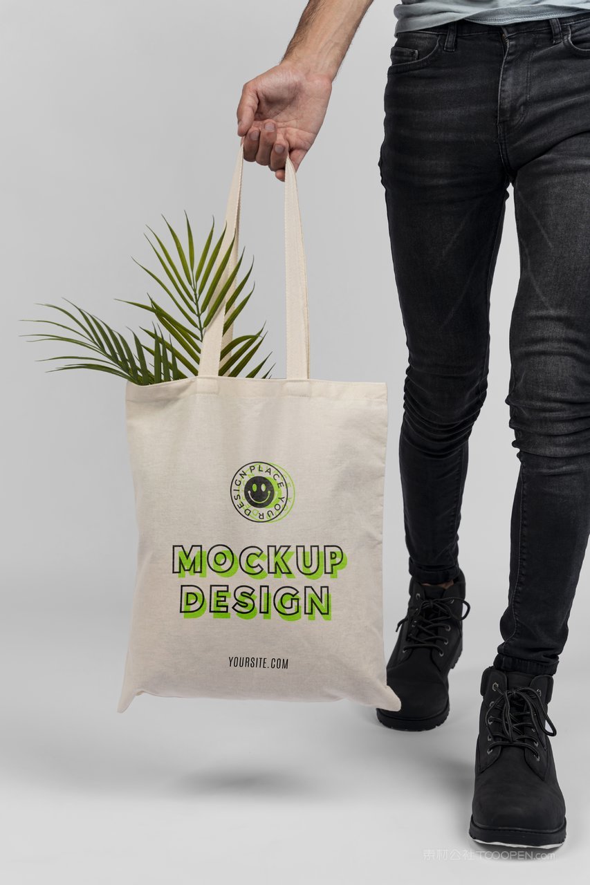 创意帆布包手提袋人提着帆布包场景样机 (5)