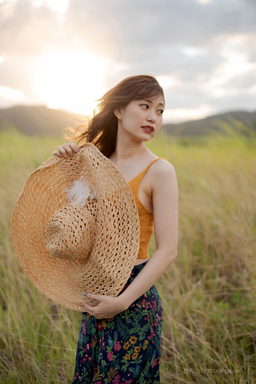 日本清纯美女主播野外唯美摄影写真图片