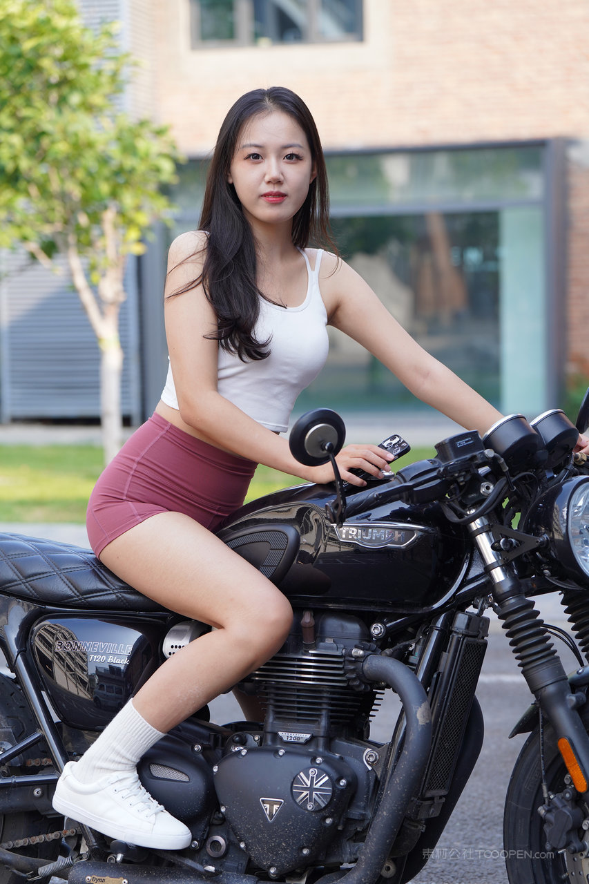 瑜伽裤女孩骑机车图片