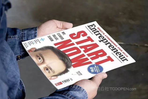 手捧杂志看场景样机