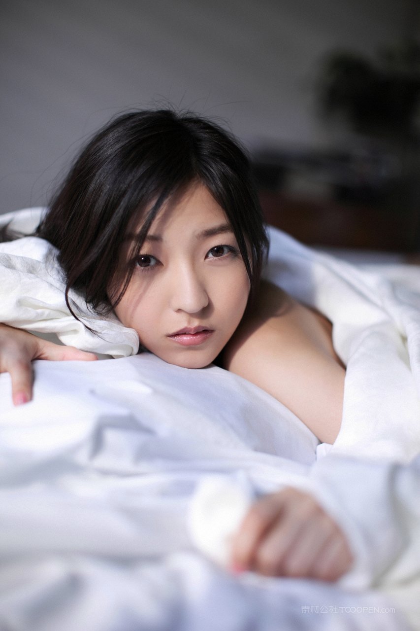 趴在床上的日本纯欲气质美女性感床照