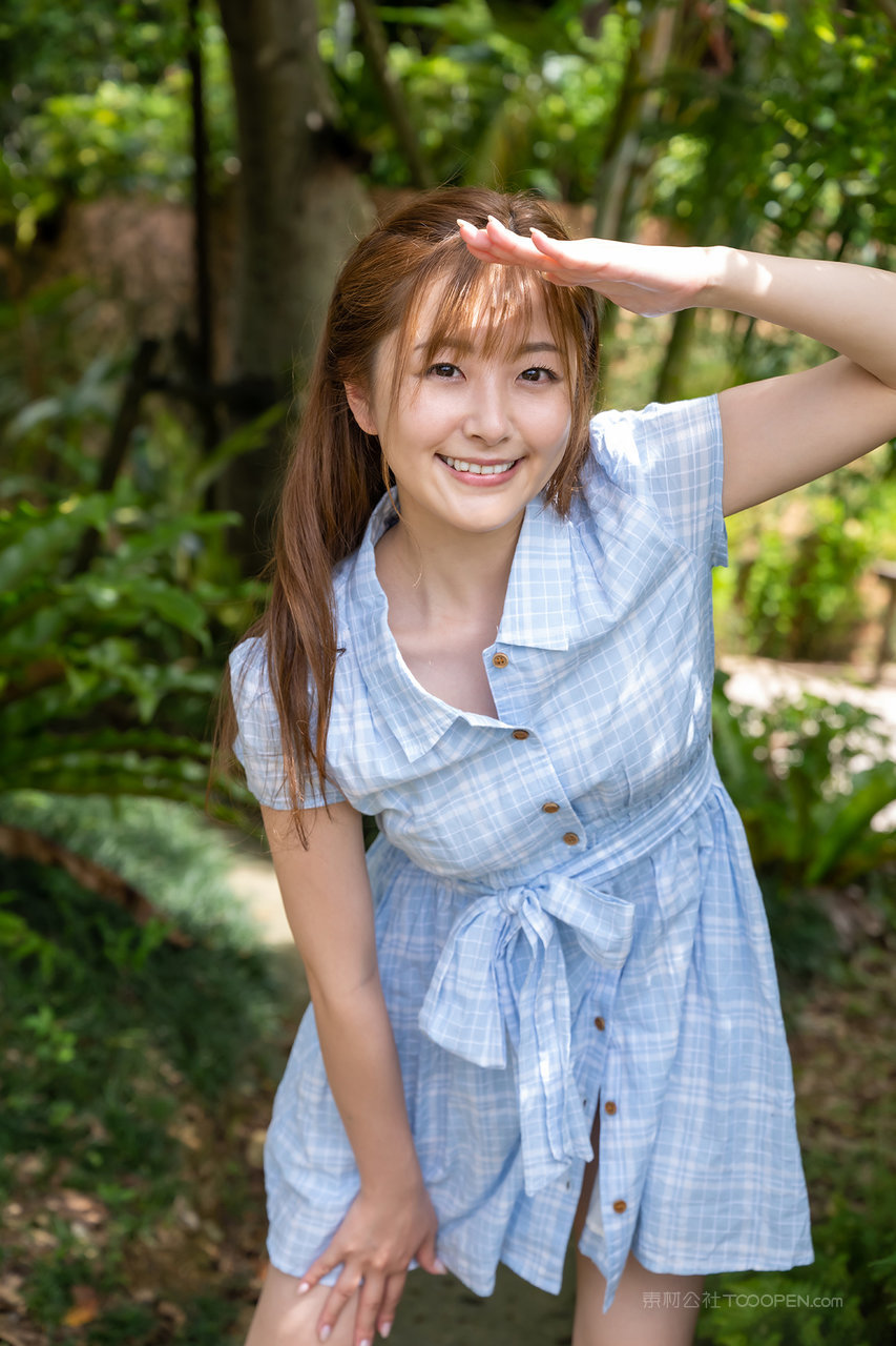 日本清纯小妇野外摄影写真图片