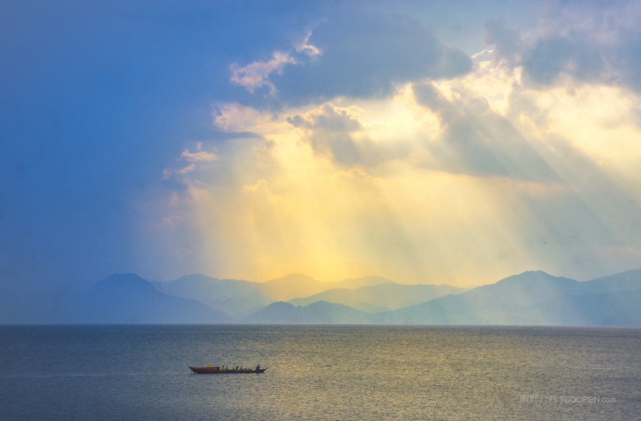 云南昆明抚仙湖晨光