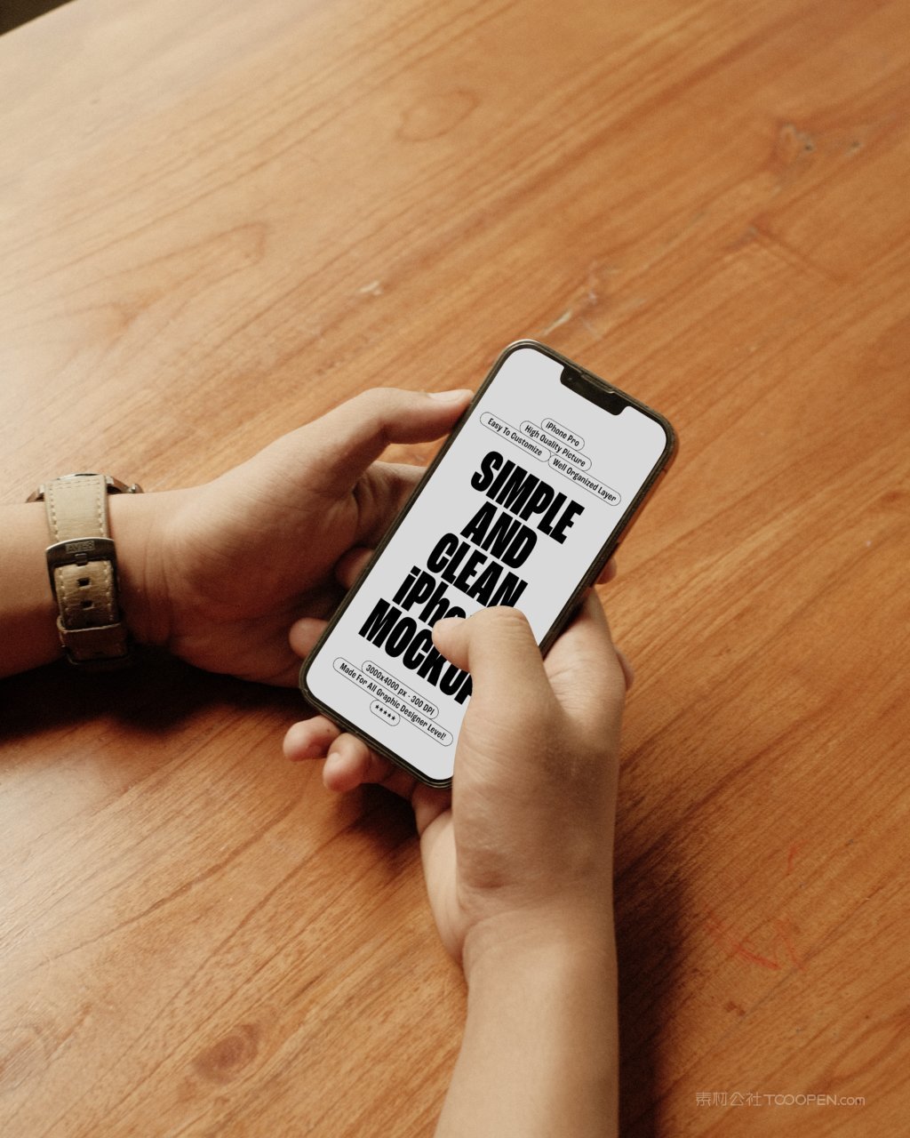 拿着iphone手机样机