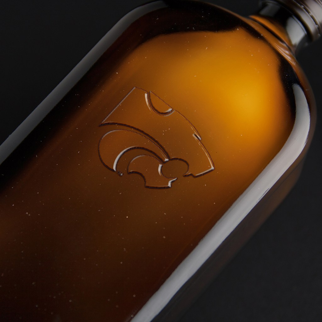 酒瓶上的LOGO样机