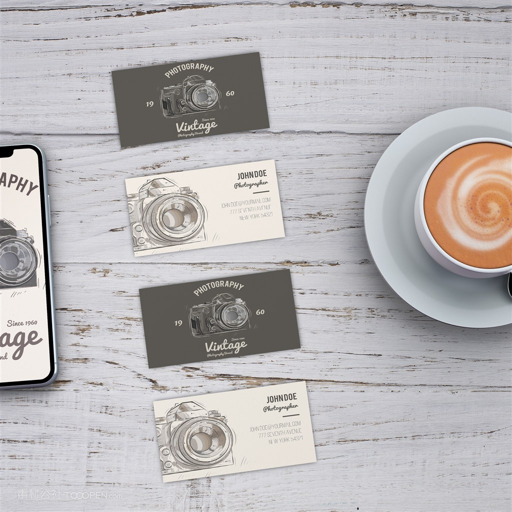 咖啡杯旁边的名片贴图样机