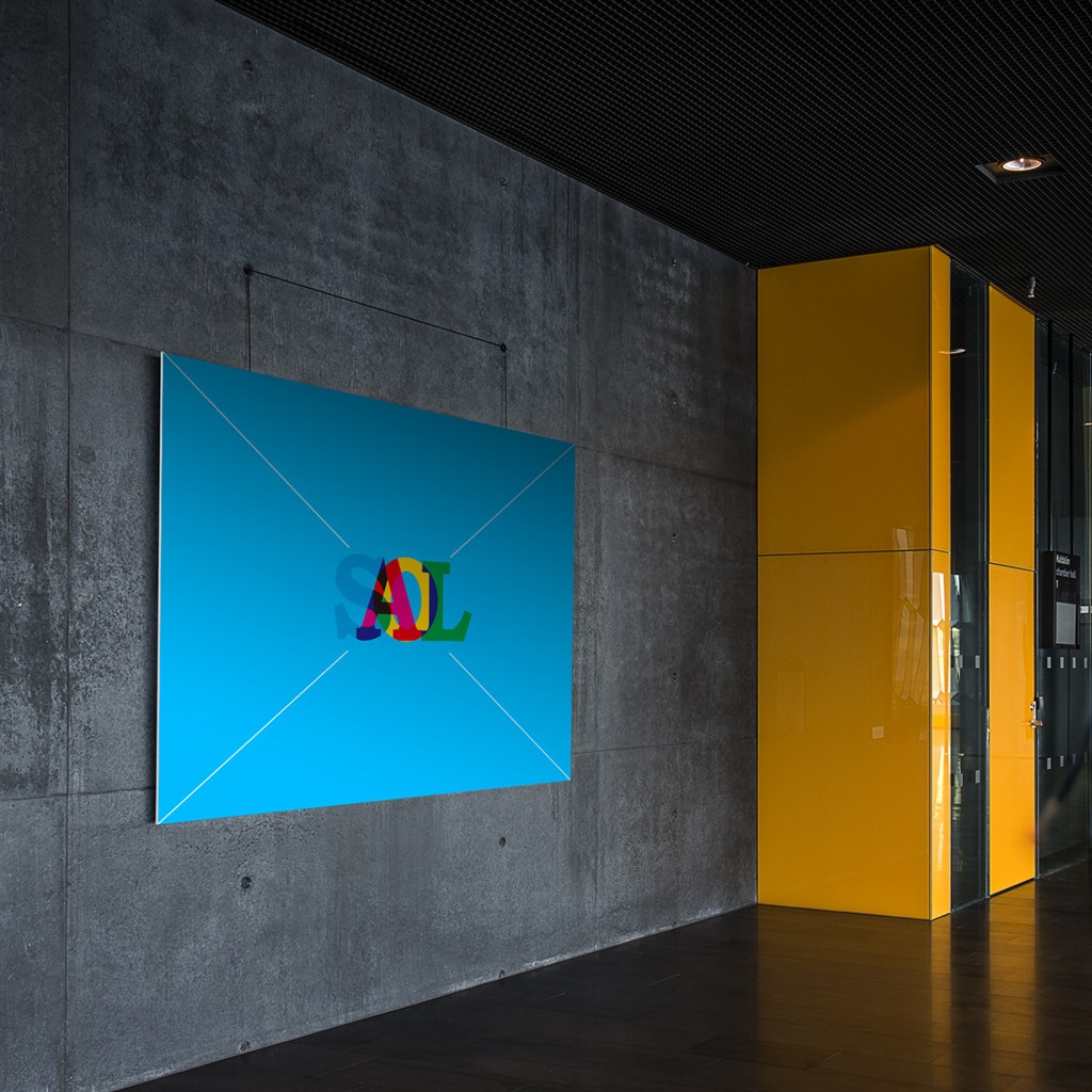 挂在墙上的海报展板样机