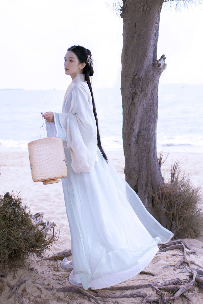 站在海边的白衣古装美女艺术摄影写真照片