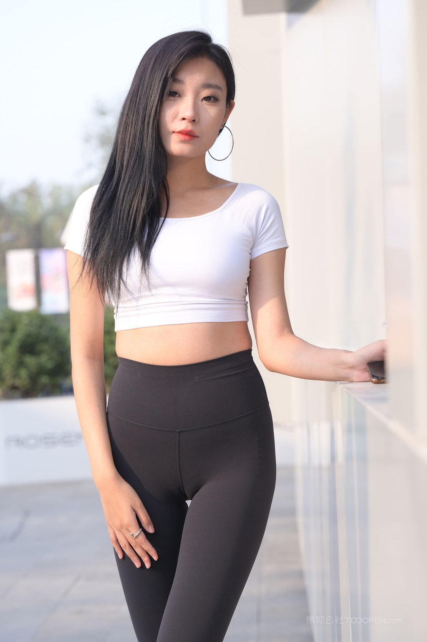 丰满瑜伽裤美女图片