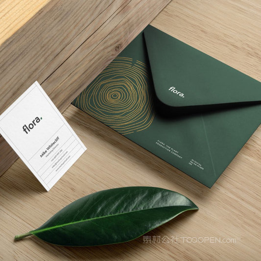 木头上的名片信封邀请函贴图样机