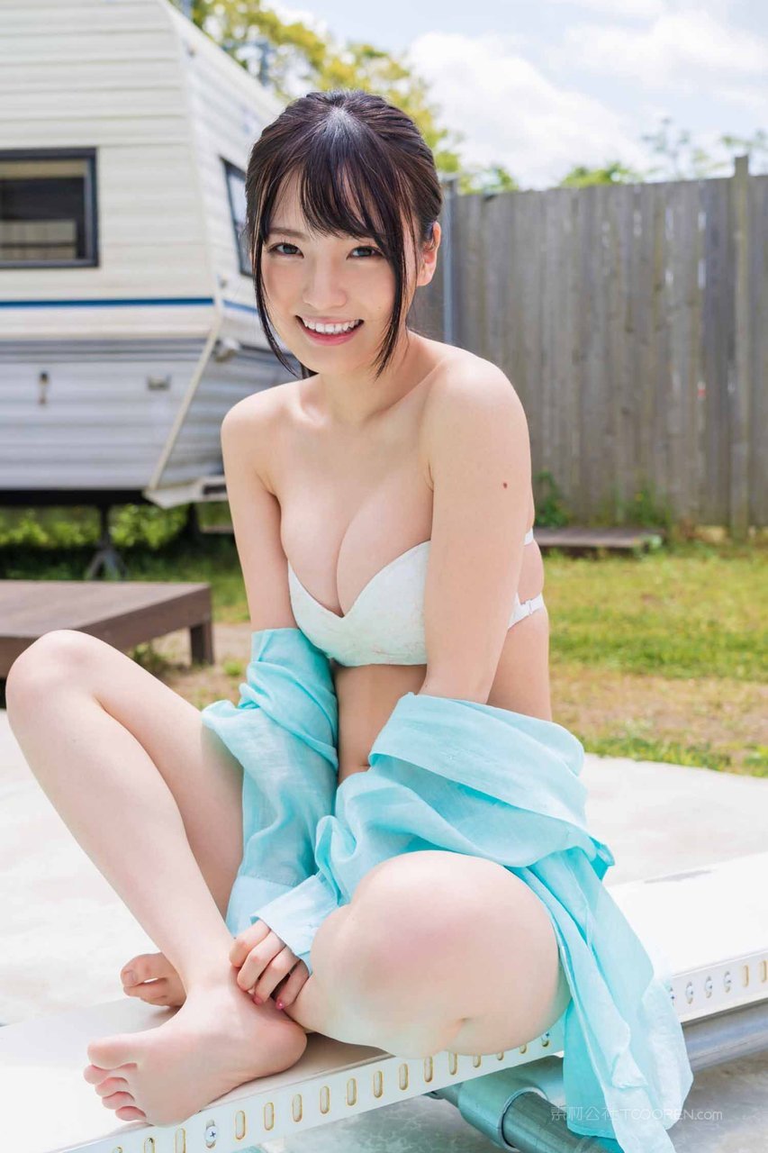 清纯水嫩的日本大胸美女户外大胆写真图片