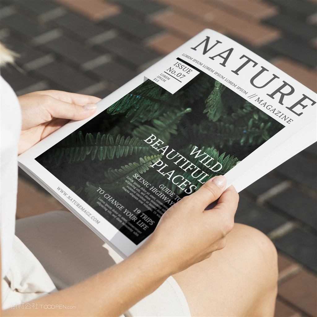 特写坐着手捧自然杂志样机
