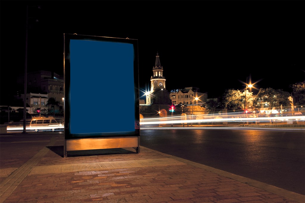 户外夜景海报样机