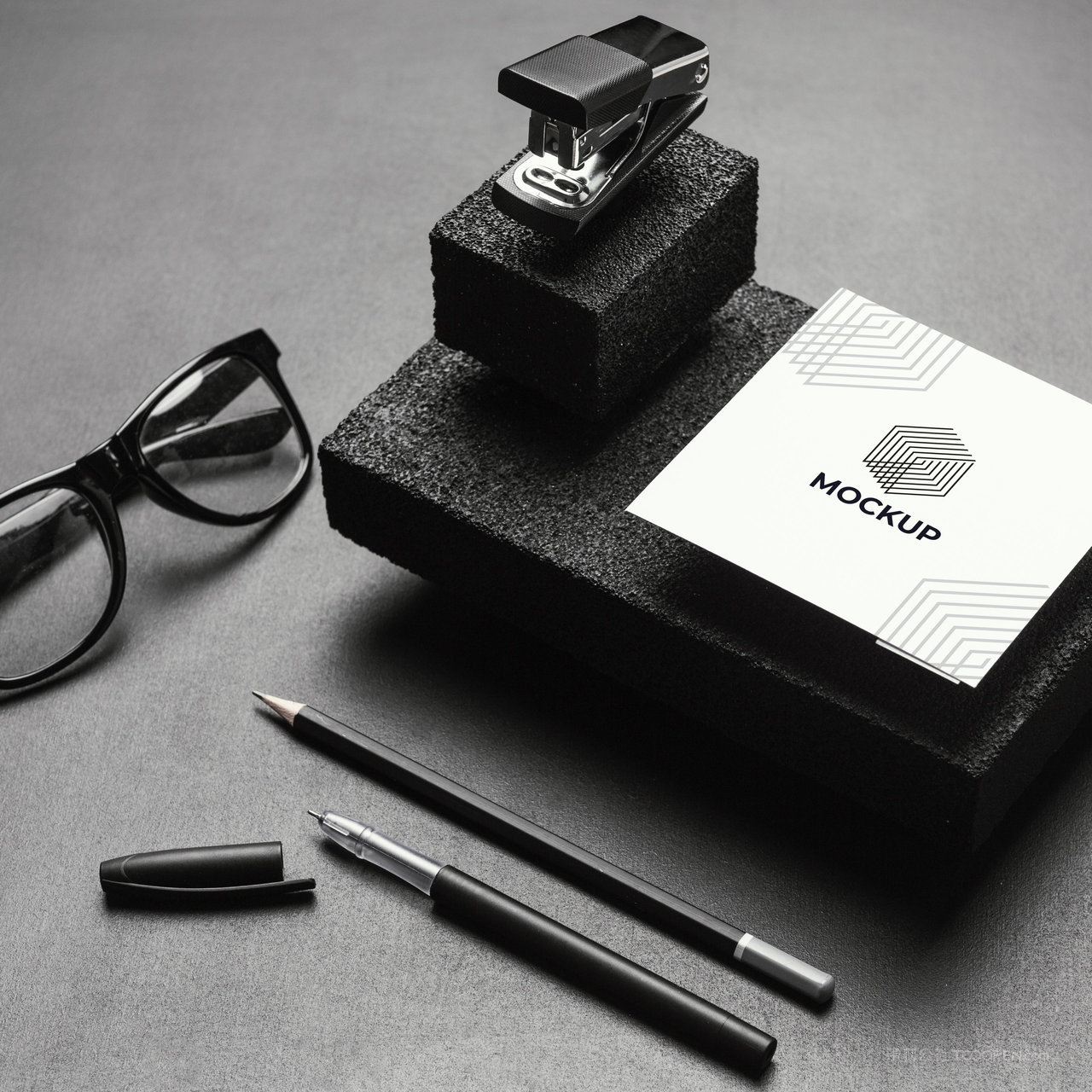 石块上的卡片贴图样机