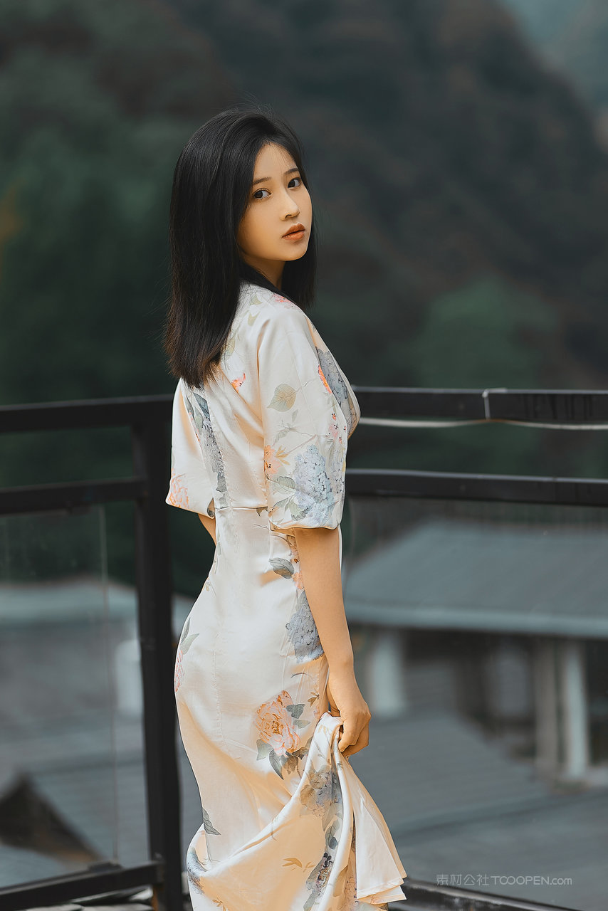 穿旗袍的气质美女模特手机壁纸免费下载