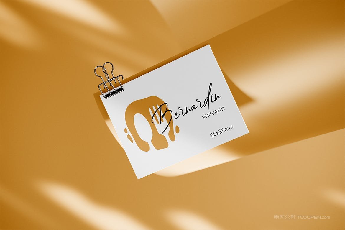 卷纸上带有夹子的名片样机