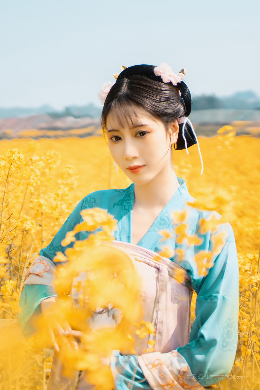 花丛中的极品气质古装美女艺术写真图片