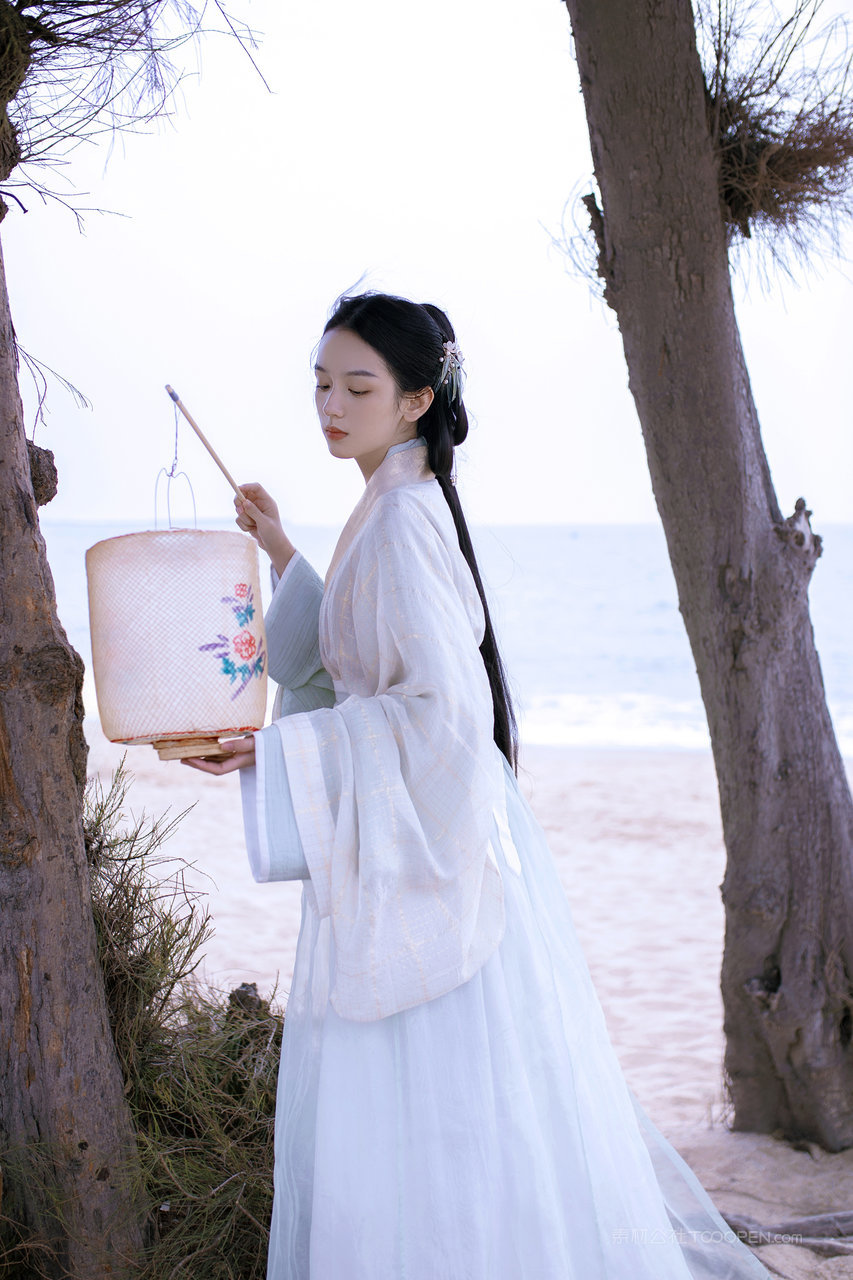 白衣汉服美女主播海边唯美艺术摄影图片