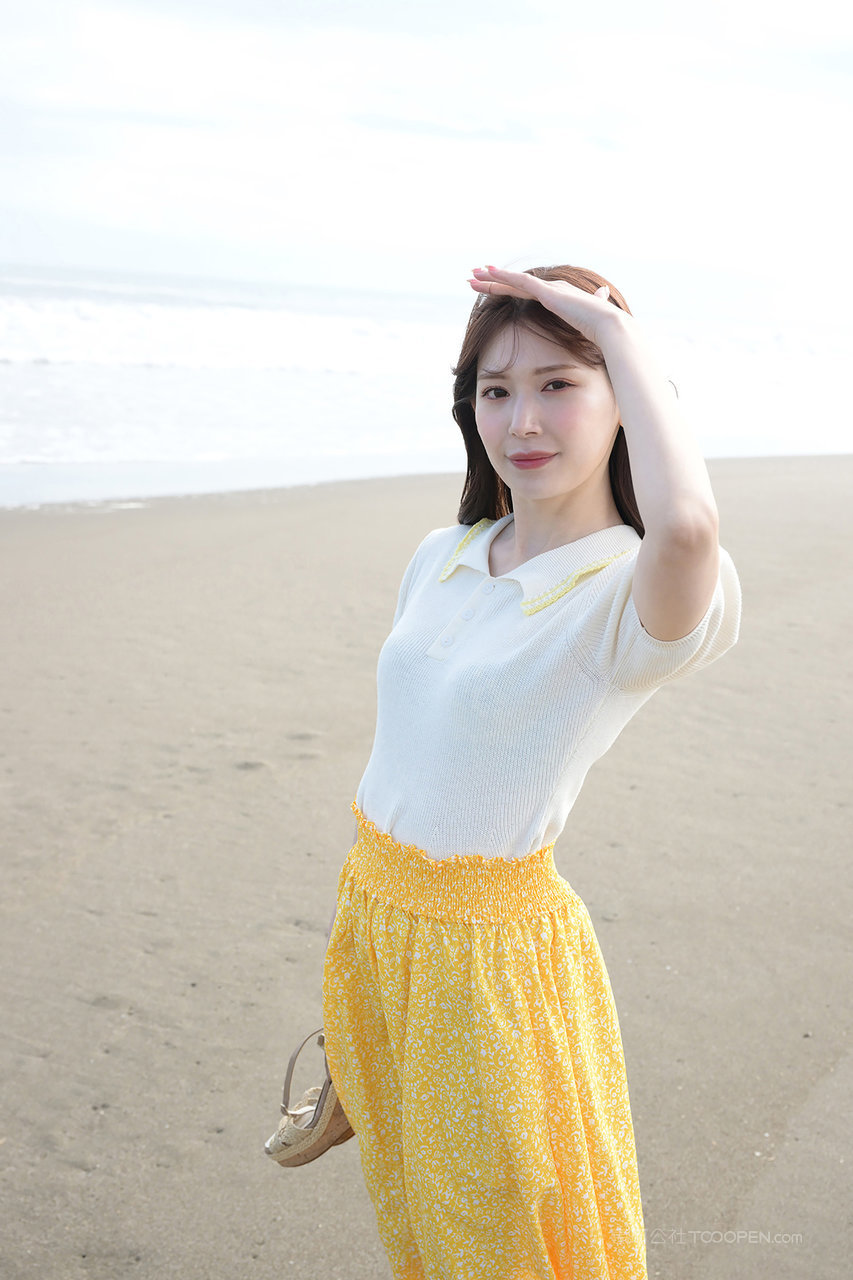 站在海边的日本清纯AV女优旅拍写真图片