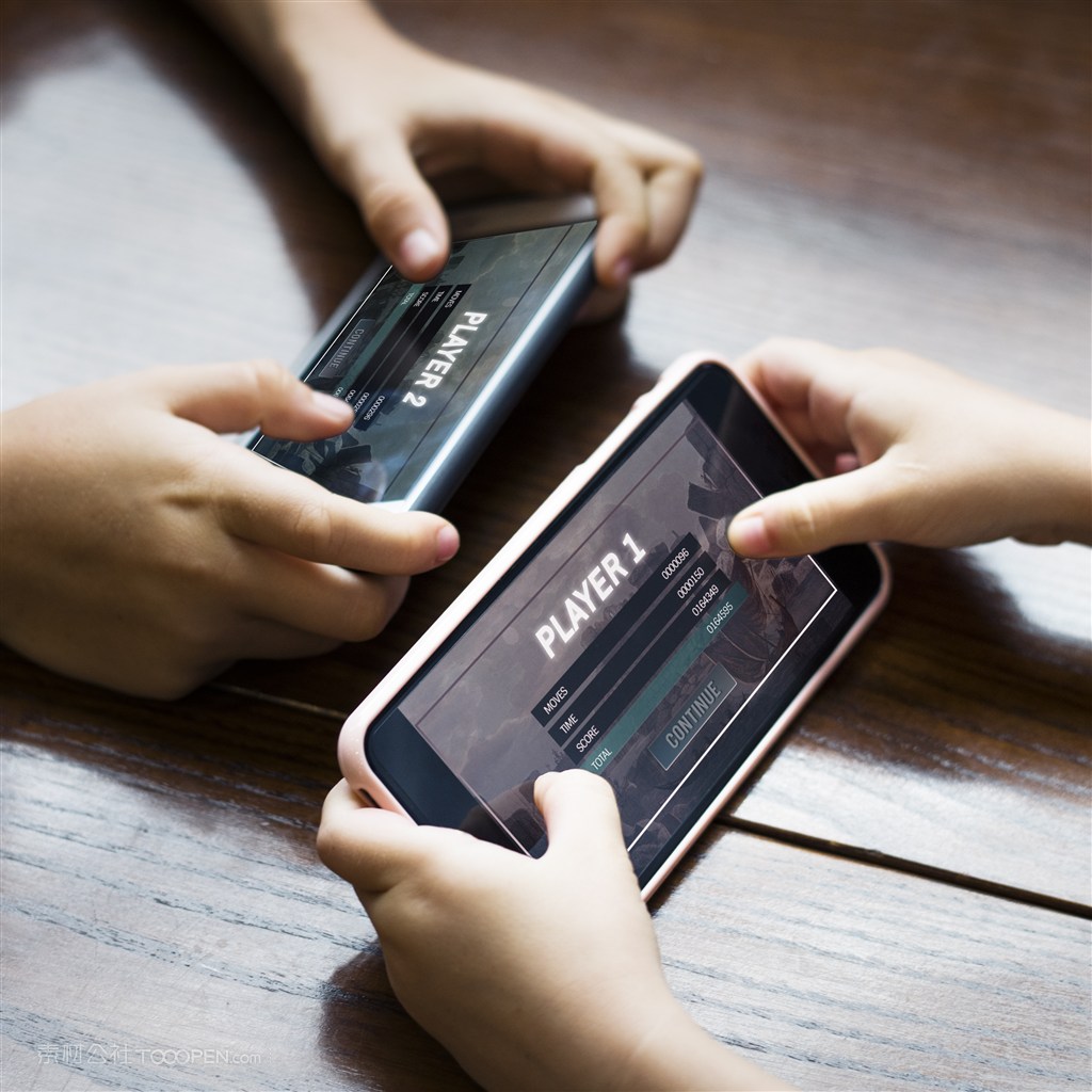 手拿手机玩游戏贴图样机