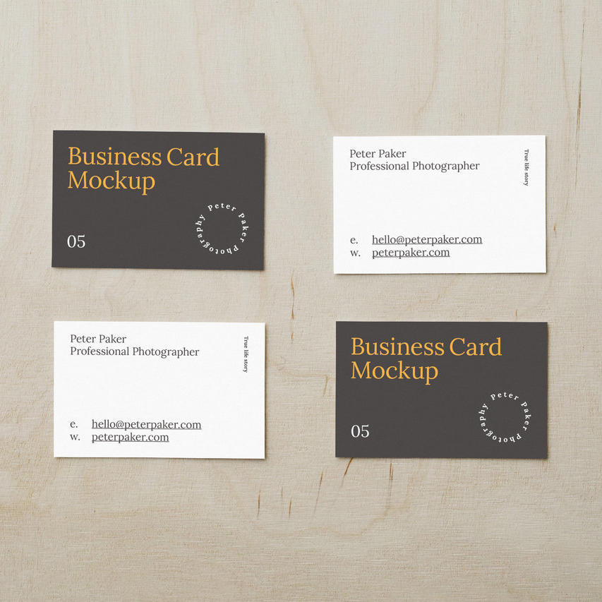 木纹背景上的名片模型样机