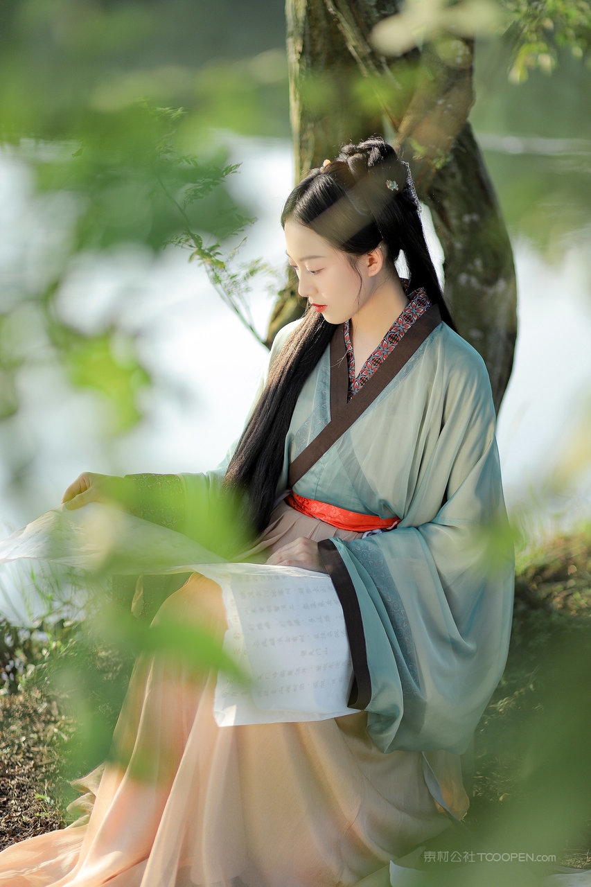 靠在柳树上的青衫古装汉服美女艺术摄影写真图片