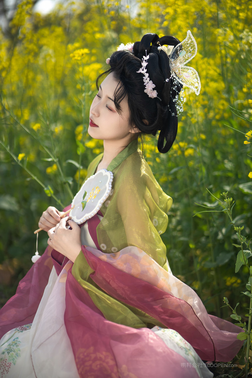 油菜花田里的古装汉服美女高清图片